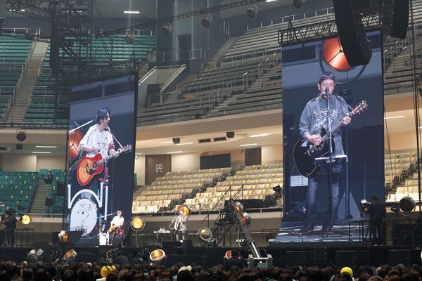 【ライブレポート】 ゆず、11年ぶりの日本武道館公演を皮切りにデビュー25周年記念イヤー突入！ ふたりだけの特別なステージで19曲を熱唱