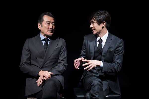 吉田鋼太郎×柿澤勇人、ふたりの男が命懸けで騙し合う『スルース』は「泣ける芝居」