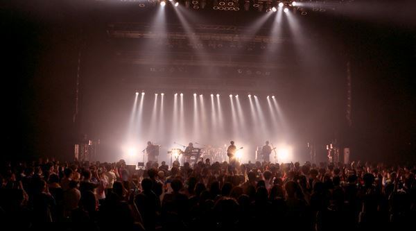 マカロニえんぴつ、Saucy Dogとの大阪公演＆日本武道館公演ライブ映像公開　初のライブ映像集の発売も決定