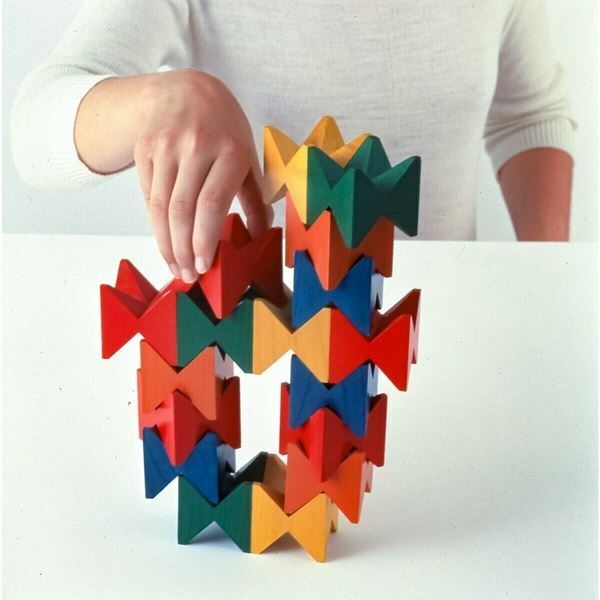 手と目で考えるユニークな教材・資料を紹介『美術館はおもちゃ箱・道具箱』7月9日より開催