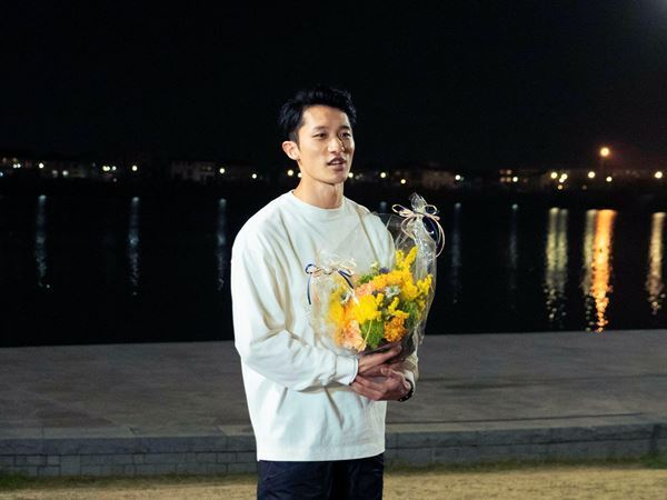 『モエカレはオレンジ色』岩本照、生見愛瑠がクランクアップ！　それぞれの思いが溢れる映像が公開