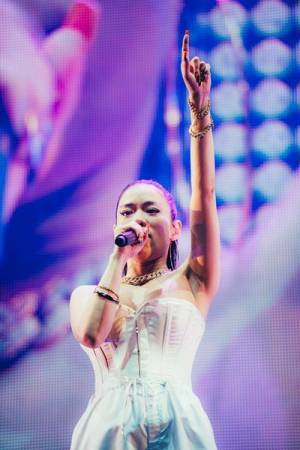 Awich、愛娘や盟友が駆けつけた初の武道館公演オフィシャルレポート「みんなにもっと大きな景色を見せるから」