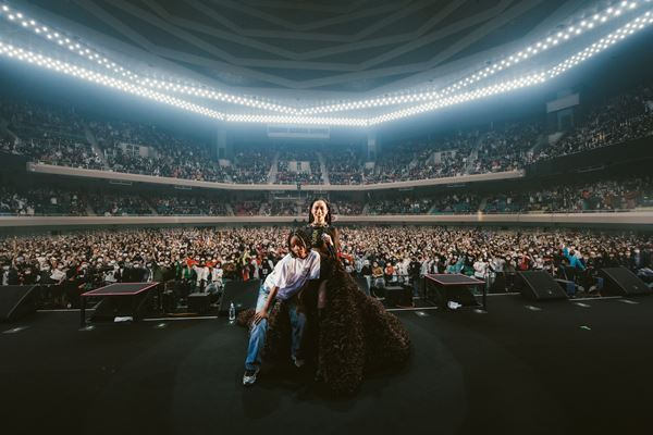 Awich、愛娘や盟友が駆けつけた初の武道館公演オフィシャルレポート「みんなにもっと大きな景色を見せるから」