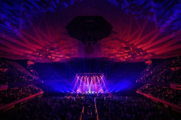 Awich、愛娘や盟友が駆けつけた初の武道館公演オフィシャルレポート「みんなにもっと大きな景色を見せるから」