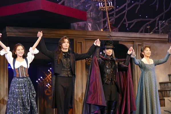 悪魔と契約した天才ヴァイオリニストの運命は？　ミュージカル『CROSS ROAD』ついに開幕　中川晃教、水江建太らが躍動