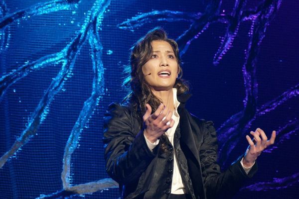 悪魔と契約した天才ヴァイオリニストの運命は？　ミュージカル『CROSS ROAD』ついに開幕　中川晃教、水江建太らが躍動