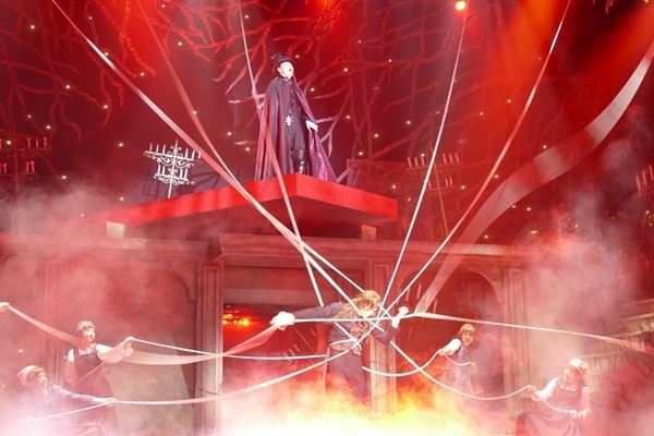 悪魔と契約した天才ヴァイオリニストの運命は？　ミュージカル『CROSS ROAD』ついに開幕　中川晃教、水江建太らが躍動