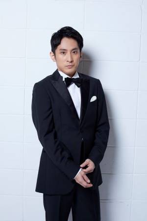 岡本健一＆成河による二人芝居『建築家とアッシリア皇帝』ビジュアル＆コメント公開