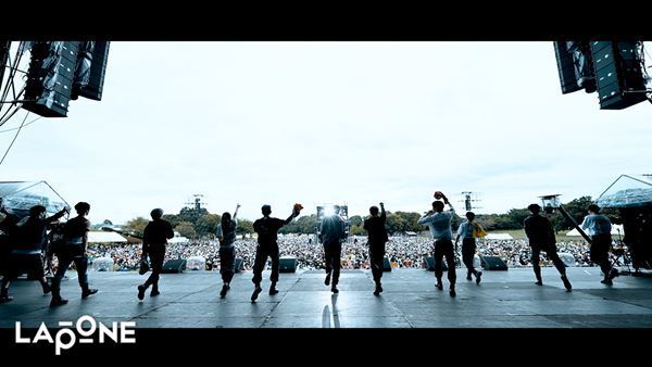 INI、WANIMA提供曲「HERO」野外フェス出演時のパフォーマンス映像公開