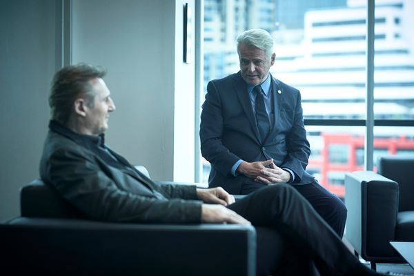 70歳とは思えぬリーアム・ニーソンの強烈なパンチが炸裂　映画『ブラックライト』真相に迫る本編シーン公開