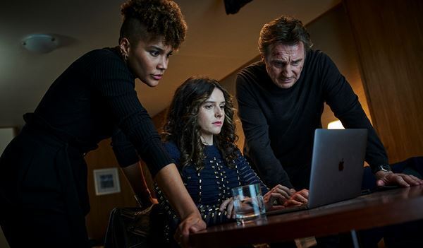 70歳とは思えぬリーアム・ニーソンの強烈なパンチが炸裂　映画『ブラックライト』真相に迫る本編シーン公開