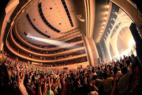 AI、全国33公演を回るツアーがスタート　クイーンのカバーも初披露【レポート】