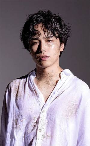 中山優馬主演、エン＊ゲキシリーズ最新作『砂の城』開幕　初日取材会より舞台写真＆コメントが到着