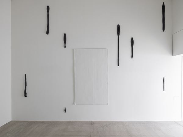 十和田市現代美術館で待望の日本初個展が開催中『劉建華（リュウ・ジェンホァ）　中空を注ぐ』