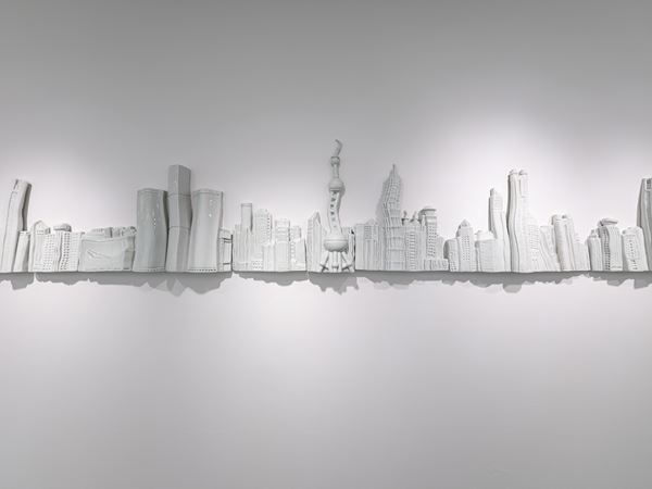 十和田市現代美術館で待望の日本初個展が開催中『劉建華（リュウ・ジェンホァ）　中空を注ぐ』