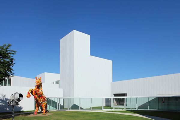 十和田市現代美術館で待望の日本初個展が開催中『劉建華（リュウ・ジェンホァ）　中空を注ぐ』