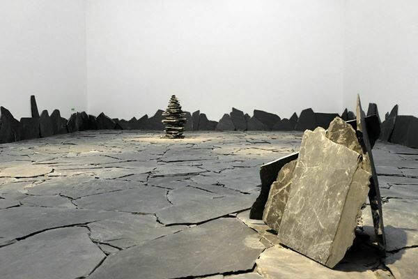 国立新美術館で李禹煥の大回顧展が開幕　50年以上にわたる創作の軌跡を展観