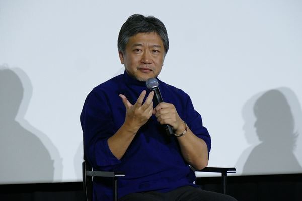 是枝裕和監督と松岡茉優、芸術分野における女性の地位と評価について、意見を交換