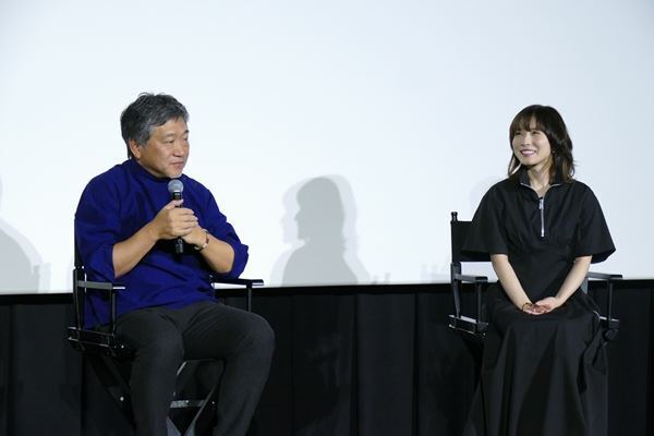 是枝裕和監督と松岡茉優、芸術分野における女性の地位と評価について、意見を交換