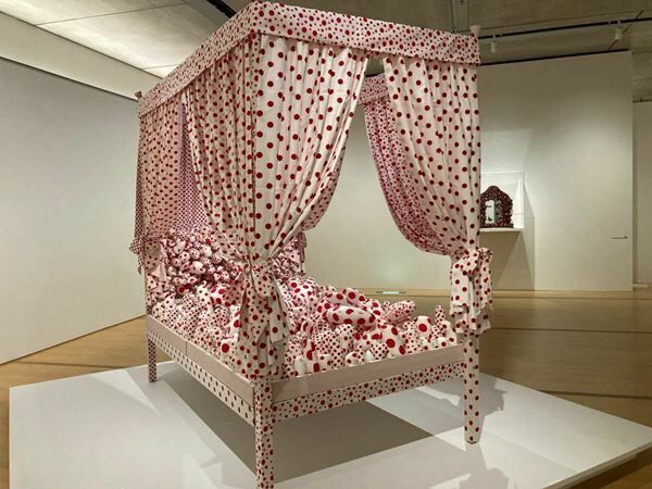 草間彌生 《ベッド、水玉強迫》 2002年 ポーラ美術館 (C)YAYOI KUSAMA