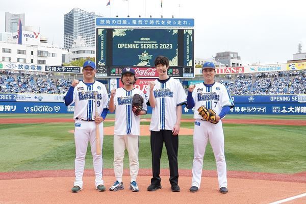 WOWOW『ドラフトキング』出演のムロツヨシ＆宮沢氷魚がセレモニアルピッチに登場