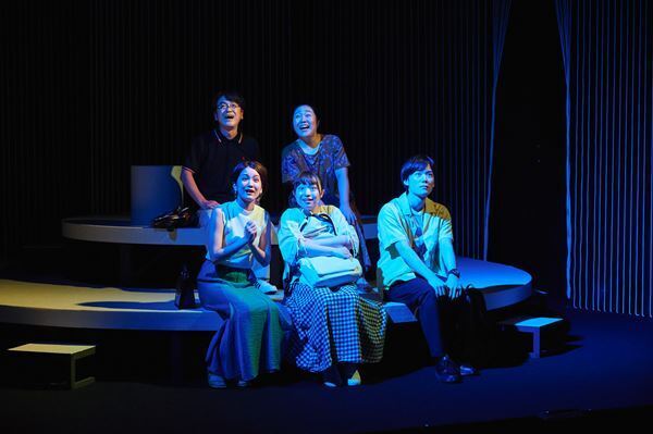 iaku『あつい胸さわぎ』開幕、舞台写真＆横山拓也コメント到着「人の優しさや、応援の気持ちに触れていただければ」