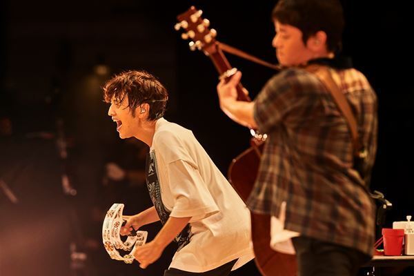 ゆず、オンラインツアーDAY4で12年ぶり神奈川県民ホールに“帰還”　村上隆氏の「お花」演出も再び