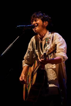 ゆず、オンラインツアーDAY4で12年ぶり神奈川県民ホールに“帰還”　村上隆氏の「お花」演出も再び