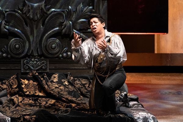 スターキャストの火花散るアンサンブルが熱狂を呼ぶ！新国立劇場『リゴレット』開幕