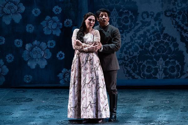 スターキャストの火花散るアンサンブルが熱狂を呼ぶ！新国立劇場『リゴレット』開幕