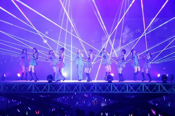 アンジュルム、初の横浜アリーナ単独公演で竹内朱莉が卒業「またステージに戻ってきます！」【レポート】