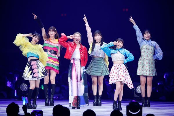 アンジュルム、初の横浜アリーナ単独公演で竹内朱莉が卒業「またステージに戻ってきます！」【レポート】