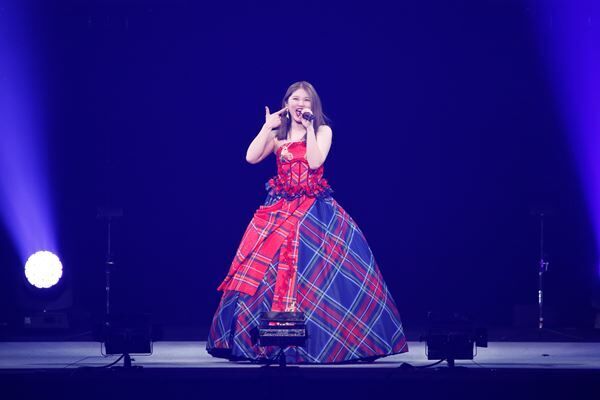 アンジュルム、初の横浜アリーナ単独公演で竹内朱莉が卒業「またステージに戻ってきます！」【レポート】