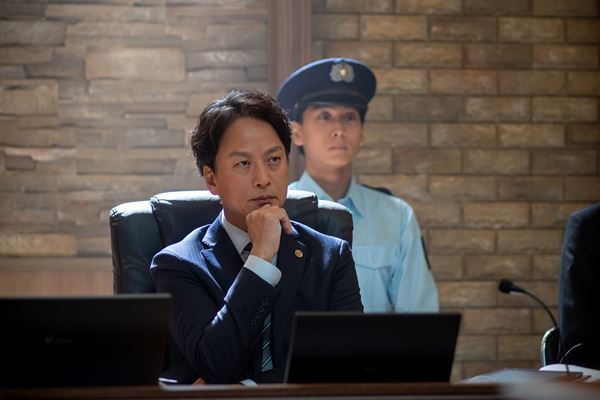 宮部みゆきも影響を受けた裁判小説を映像化『連続ドラマW 事件』椎名桔平がトラウマを抱える弁護士に