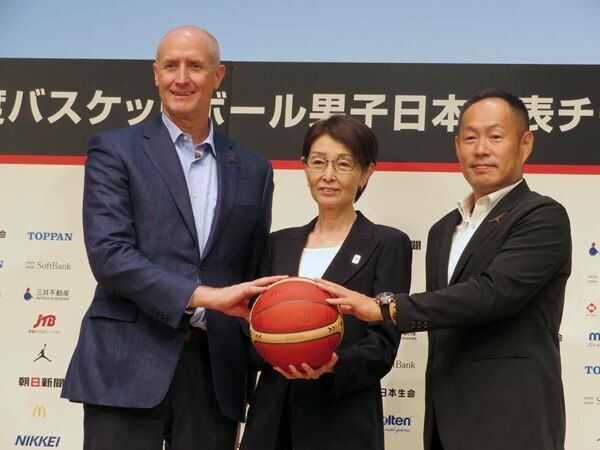 (写真左より)トム・ホーバス日本代表HC、三屋裕子日本バスケットボール協会会長、東野智弥技術委員会委員長