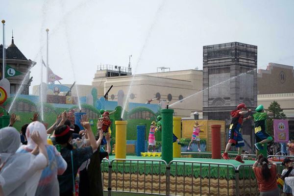 マリオがUSJの夏イベント「NO LIMIT! サマー 2023」で初コラボ　4年ぶり開催の散水ショーレポート
