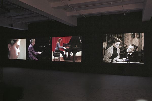 プラダ青山店でダラ・バーンバウムの展覧会を開催　メディア・アートの先駆的アーティストの貴重な作品を紹介