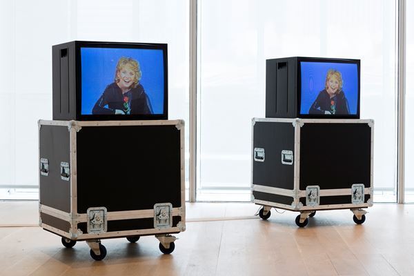 プラダ青山店でダラ・バーンバウムの展覧会を開催　メディア・アートの先駆的アーティストの貴重な作品を紹介