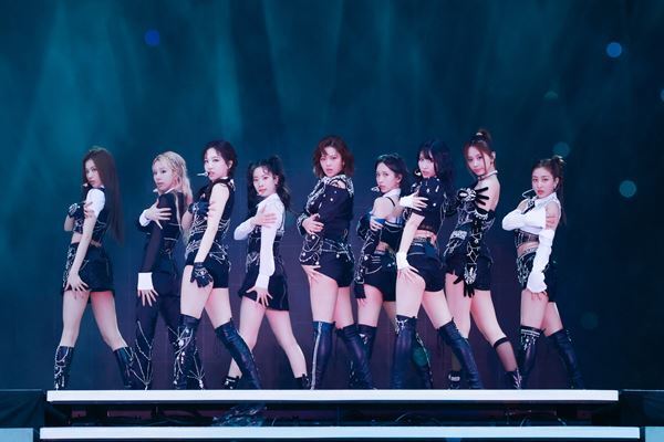 TWICE、5度目のワールドツアー日本公演が大阪で開幕