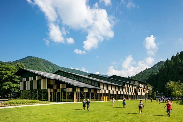 隈研吾の建築を、ネコの目線で再検証！？　クマとネコの意外な関係とは？