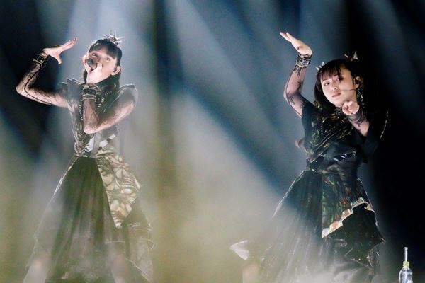 BABYMETAL、封印を解いた幕張メッセ2DAYSオフィシャルレポ　新たに『BABYMETAL BEGINS』開催発表