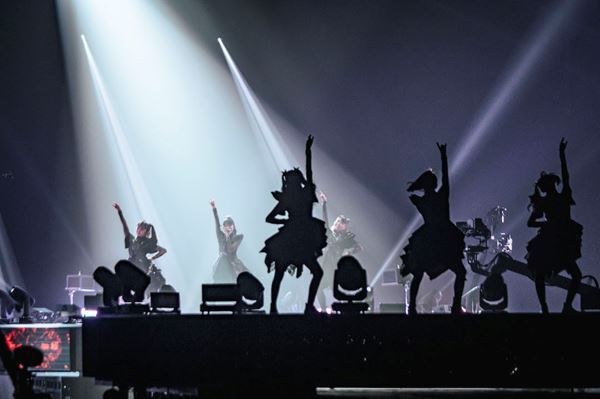 BABYMETAL、封印を解いた幕張メッセ2DAYSオフィシャルレポ　新たに『BABYMETAL BEGINS』開催発表