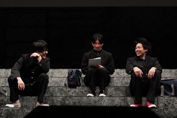 舞台『セトウツミ』公開舞台稽古より、左から牧島 輝、納谷 健、有澤樟太郎