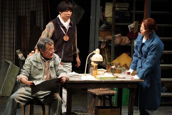 さとうほなみらが体現する、葛藤を抱えた家族の物語　□字ック新作公演『剥愛』開幕