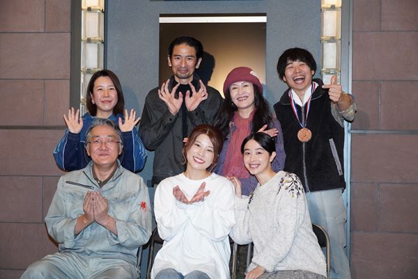さとうほなみらが体現する、葛藤を抱えた家族の物語　□字ック新作公演『剥愛』開幕
