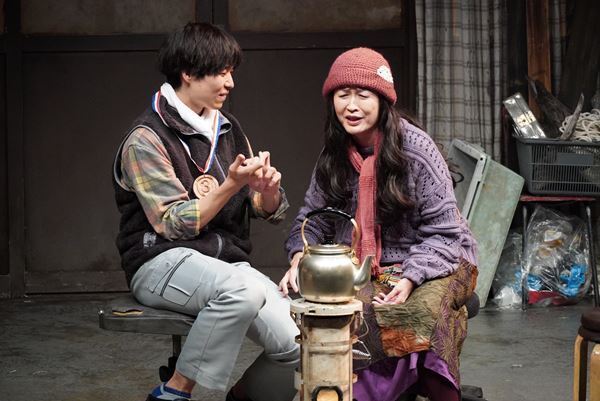 さとうほなみらが体現する、葛藤を抱えた家族の物語　□字ック新作公演『剥愛』開幕