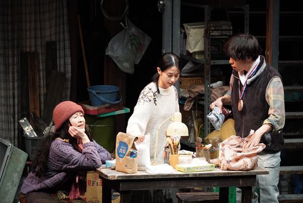 さとうほなみらが体現する、葛藤を抱えた家族の物語　□字ック新作公演『剥愛』開幕