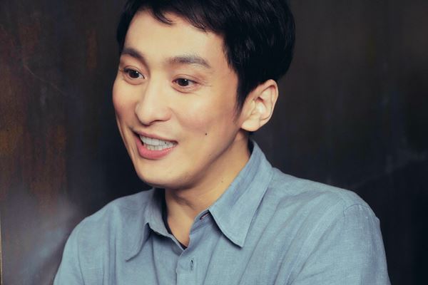 岡本健一×成河対談 語り出したら止まらない！　【後編】劇場は“自分らしく”から解き放たれる自由な場所「メチャクチャになる僕らを覗きにきて」