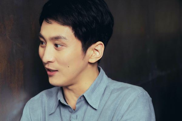 岡本健一×成河対談 語り出したら止まらない！　【後編】劇場は“自分らしく”から解き放たれる自由な場所「メチャクチャになる僕らを覗きにきて」