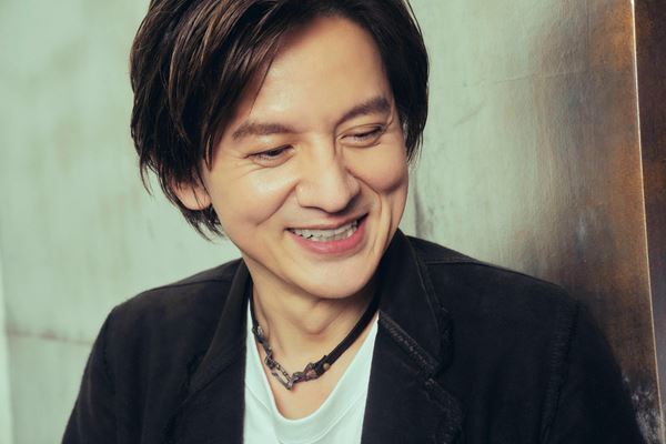 岡本健一×成河対談 語り出したら止まらない！　【後編】劇場は“自分らしく”から解き放たれる自由な場所「メチャクチャになる僕らを覗きにきて」